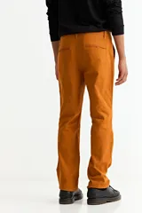 Pantalón de gabardina marrón de corte recto, con bolsillos laterales y traseros, cierre de botón y cremallera.
