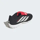 Championes de fútbol Adidas Predator League para pasto sintético, color negro con detalles en plateado y lengüeta plegable roja. Incorporan tecnología Nanostrike para mayor precisión y PowerSpine para estabilidad en el mediopié.