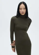 Vestido largo de punto con cuello vuelto, manga larga y corte ajustado al cuerpo.