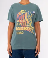 Remera de algodón color verde azulado con lavado especial, cuello redondo y manga corta. Estampado frontal con temática de rock and roll, que incluye un músico tocando un instrumento, una guitarra eléctrica y el texto "ROCK & ROLL MARATHON 1980".