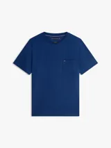 Remera azul de manga corta, confeccionada en puro algodón, con cuello redondo y un bolsillo de parche en el pecho que incluye un pequeño bordado con los colores distintivos de la marca.