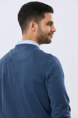 Buzo tejido de algodón con cuello en V, de diseño clásico y liviano, ideal para media estación.