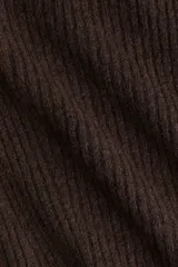 Top ajustado de punto acanalado color marrón oscuro, con escote off-the-shoulder y mangas largas.