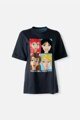 Remera negra de algodón con estampado de las princesas Ariel, Mulán, Bella y Cenicienta.