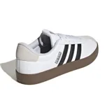 Championes Adidas modelo VL Court 3.0 para mujer, de color blanco con detalles en negro y suela de goma marrón. Presentan un diseño de corte bajo con las tres tiras clásicas de la marca en los laterales y puntera de gamuza en tono gris claro.