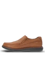 Zapato tipo mocasín de cuero color marrón, con diseño de costuras visibles y suela de goma EVA flexible en color negro.