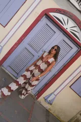 Chaleco largo de tejido de punto calado con diseño geométrico, escote en V profundo y cierre frontal con ganchito.