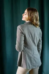 Blazer de corte sastre con estampado de cuadros gales, cuello con solapas clásicas, cierre frontal con botones y bolsillos delanteros. Cuenta con forro interior a tono.