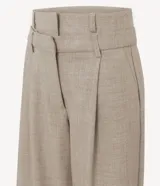 Pantalón de sastrería de corte ancho y recto, color gris, con cintura doble estructurada y removible, pinzas frontales y bolsillos.