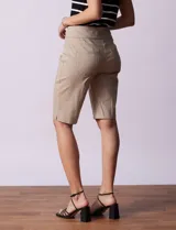 Bermuda color beige de gabardina elastizada, marca Ruby Rd. Tiene pretina ancha elastizada, bolsillos simulados en la parte delantera y bolsillos aplicados en la parte trasera.