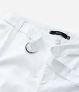 Pantalón wide leg de sarga blanca, con cintura ajustable, bolsillos cargo laterales y cinturón incorporado con hebilla metálica.