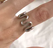 Anillo plateado de alpaca con diseño de ondas.