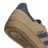 Zapatillas Adidas Handball Spezial color arena con detalles en azul.