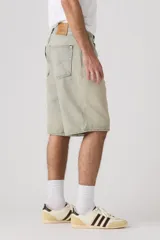 Short de denim estilo baggy, color celeste lavado, con tiro medio y diseño amplio de corte largo hasta las rodillas.