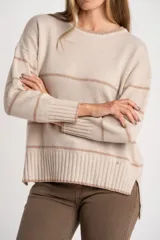Sweater de punto oversize en color beige melange con diseño de líneas horizontales tostadas, cuello redondo y terminaciones en rib.