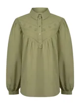 Blusa manga larga de algodón orgánico color verde militar, con cuello camisero, cierre frontal parcial con botones y detalles de bordado Inglés en el canesú y en los puños.
