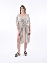 Vestido corto color gris claro, con escote en V, mangas cortas amplias y lazo ajustable en la cintura.