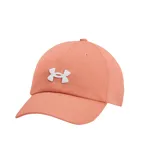 Gorra Under Armour color salmón con logo bordado en blanco.
