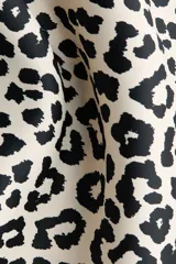 Pollera midi de tiro alto con estampado animal print de leopardo, corte evasé y caída suave.