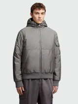 Campera bomber Moncler Poiliot Giubbotto color gris, repelente al agua, con capucha, cierre frontal con cremallera, bolsillos laterales y parche con logo en la manga.