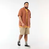 Bermuda chino de twill en color beige, con bolsillos laterales y traseros, corte clásico y presillas para cinturón.