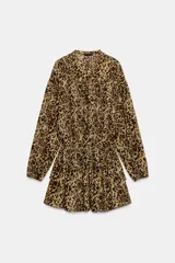 Vestido corto de manga larga abullonada con estampado animal print. Presenta escote en pico ajustable con lazada, cintura elástica y falda con volantes en el bajo.