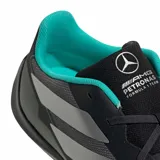 Championes Adidas Feroza Base Mer de color negro, con las icónicas tres tiras de la marca en tono plateado y detalles en color menta en el cuello y el lateral. Diseño aerodinámico de estilo deportivo.