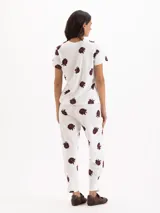 Babucha de algodón flamé color blanco con estampado de frambuesas bordó, cintura elástica con cordón de ajuste y bolsillos laterales.