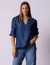 Blusa celeste de tencel, marca Alex & Parker, con escote en V y manga corta amplia.