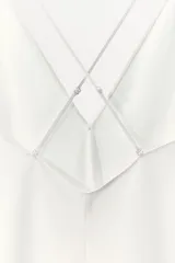 Vestido midi tipo lencero con escote en pico y tirantes finos ajustables multiposición.