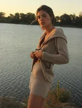 Short de tejido de punto color beige claro, tiro medio, con cintura elastizada y bolsillos traseros.