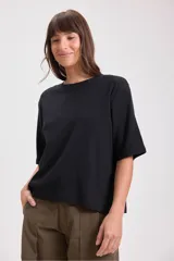 T-shirt negra de manga corta, cuello redondo y corte holgado.