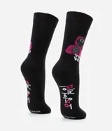 Par de medias de caña alta negras con puño elástico. Presentan un estampado de un personaje de la serie Round 6 y letras en los laterales.