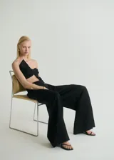 Pantalón wide leg de tiro medio color negro, con bolsillos laterales y traseros, confeccionado en mezcla de viscosa y lino con forro de algodón.
