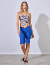 Bermuda color verde militar en gabardina elastizada, marca Ruby Rd. Pretina ancha elastizada. Delantera con bolsillos simulados. Trasera con bolsillos aplicados.