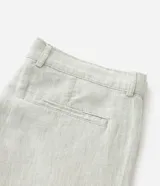Bermuda slim de lino y algodón color beige, de corte ajustado, con trabillas para cinturón y bolsillos laterales y traseros.