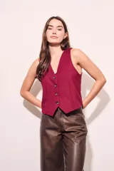 Chaleco color borgoña con escote en V y cierre frontal con botones.