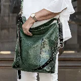 Bolso tipo tote de cuero vacuno color verde con detalles en cuero con estampado de piel de serpiente. Tiene cierre en la tapa trasera, bolsillos laterales, forro interior, bolsillo interno con cierre y bolsillo para el móvil. Incluye manija corta y dos correas extensibles y removibles para usar como morral.