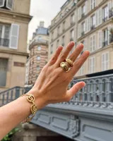 Pulsera de diseño artesanal elaborada eslabón por eslabón a mano, con eslabones circulares texturados de metal dorado y cadena regulable.
