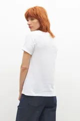 Remera blanca de manga corta con escote redondo amplio.