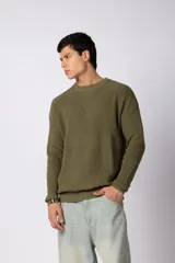 Sweater de tejido de punto acanalado en color azul, con cuello redondo, mangas largas y calce relajado.