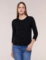 Cardigan negro de punto fino con escote redondo, mangas tres cuartos y cierre frontal de botones metálicos con diseño de flor.