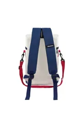 Mochila térmica negra con correa ajustable roja, marca Discovery. Presenta varios parches y estampados con motivos de aventura, incluyendo el lema "Make Your World Bigger".