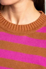 Sweater de punto con diseño de rayas horizontales en azul y rojo, cuello redondo y puños con terminación en color marrón.