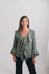 Blusa de lino color verde oliva con escote en V, volados frontales y mangas largas con puños acampanados de doble capa.