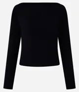 Blusa negra de mangas largas confeccionada en rib con algodón más sostenible. La prenda tiene escote recto.