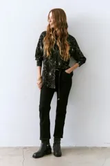 Pantalón negro de corte recto, confeccionado en algodón y spandex.