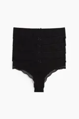 Pack de cinco bombachas tipo Brazilian negras, confeccionadas con ribetes de encaje, tiro bajo y corte alto en la parte trasera, con detalle de pequeño lazo en la cintura.