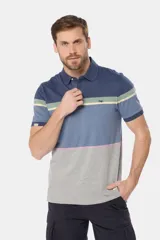 Remera polo de manga corta con diseño de franjas horizontales en tonos azul, gris, verde y detalles en rosado. Cuenta con cuello clásico y cierre frontal de botones.
