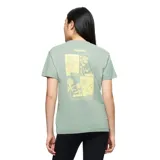 Remera Merrell de manga corta y cuello redondo color verde, con pequeño estampado de la marca en el pecho.